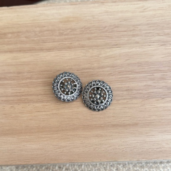 Vintage ClipOn Earrings - Picture 1 of 3